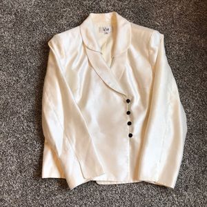 Beautiful metallic white/black suit!